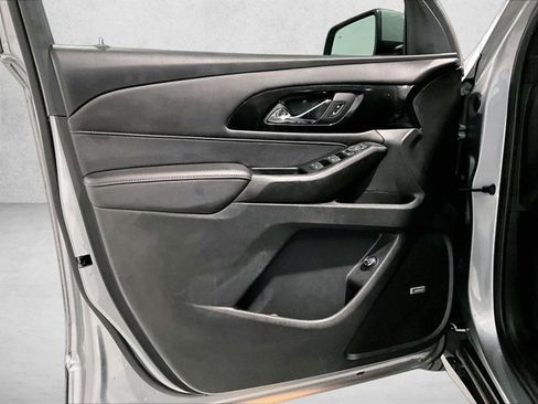 Used 2023 Chevrolet Traverse RS FWD image 18