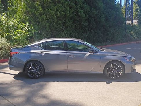 Used 2024 Nissan Altima 2.5 SR FWD image 3