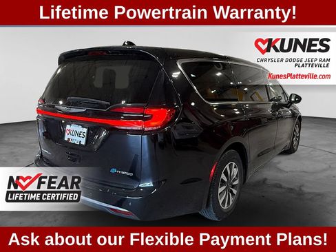 Used 2023 Chrysler Pacifica Touring-L FWD image 9