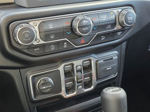 Used 2020 Jeep Wrangler Unlimited Sahara image 29