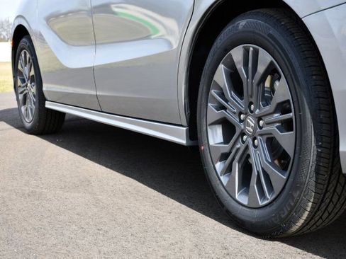 New 2026 Honda Odyssey Touring image 9