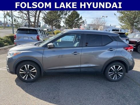 Used 2018 Nissan Kicks SV image 2