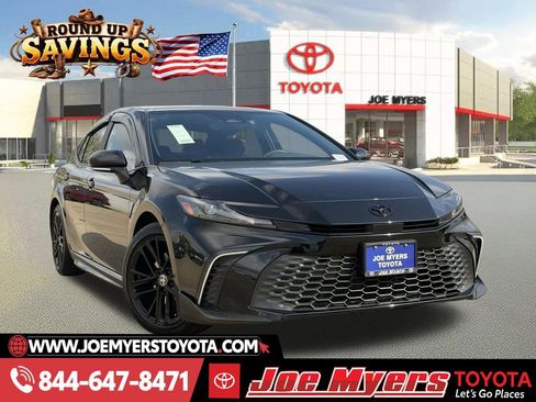 Used 2025 Toyota Camry SE w/ Convenience Package image 1