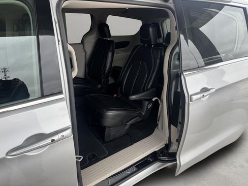 Used 2024 Chrysler Pacifica Touring-L FWD image 33