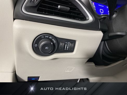 Used 2024 Chrysler Pacifica Touring-L image 24