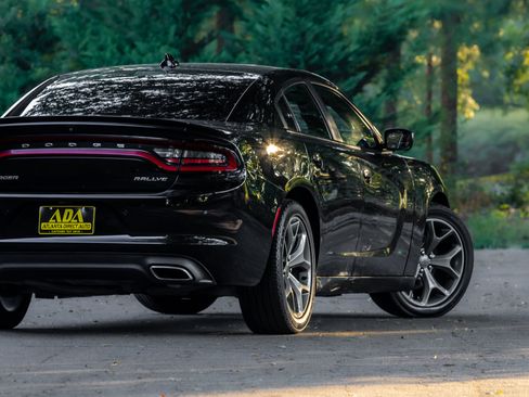Used 2017 Dodge Charger SXT w/ Plus Group RWD image 30