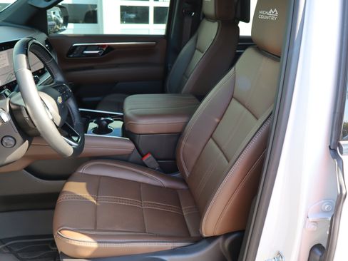 Used 2025 Chevrolet Suburban High Country AWD/4WD image 19