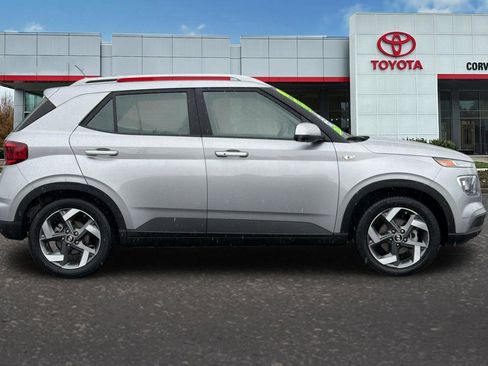 Used 2025 Hyundai Venue SEL image 3