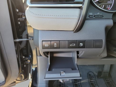 Used 2018 Toyota Camry SE w/ Convenience Package FWD image 25