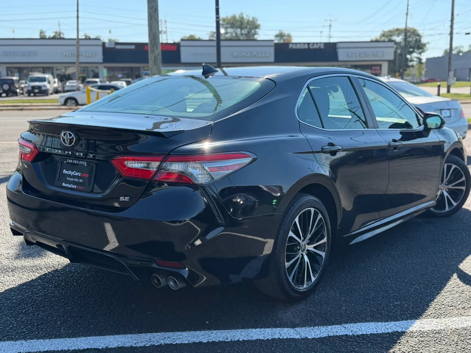 Used 2019 Toyota Camry SE FWD image 3