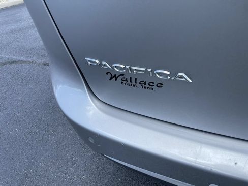 Used 2017 Chrysler Pacifica Touring-L FWD image 6