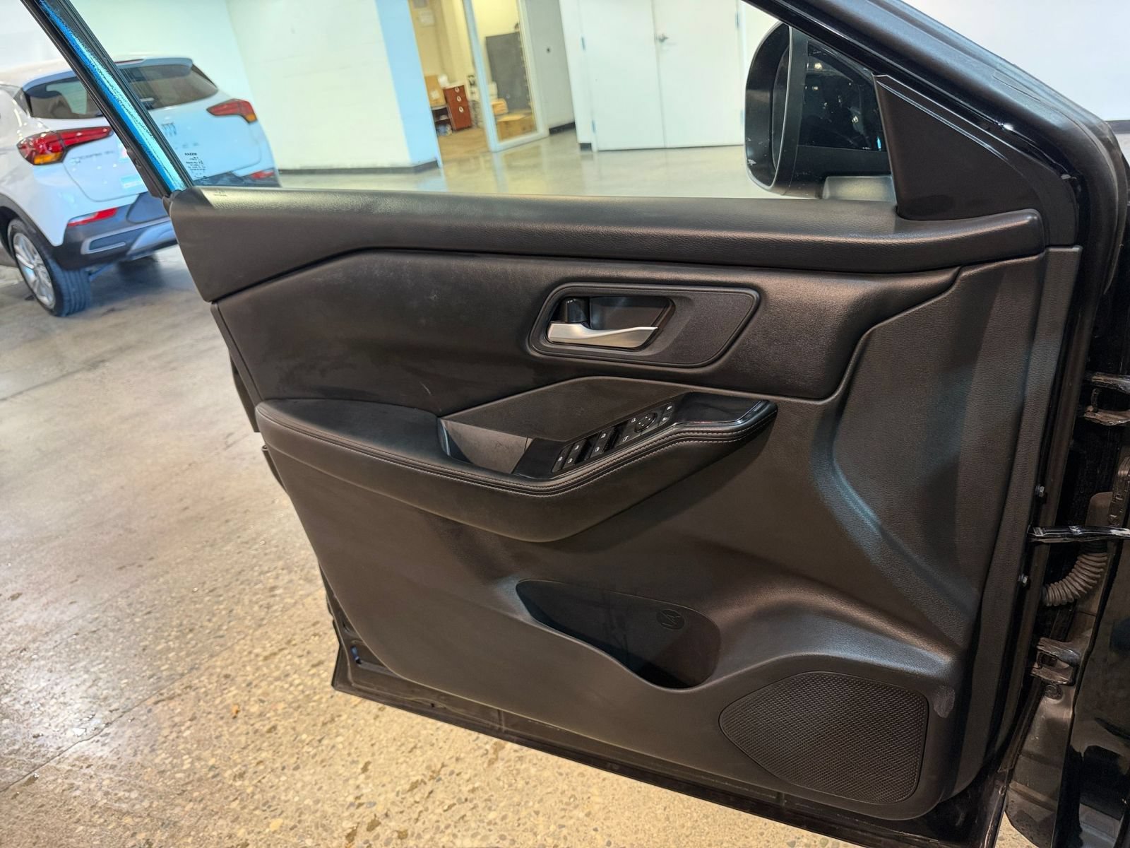 Used 2025 Nissan Rogue SV FWD image 18