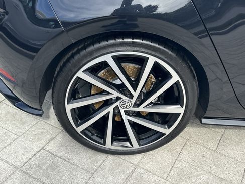 Used 2018 Volkswagen Golf R 4-Door AWD/4WD image 18