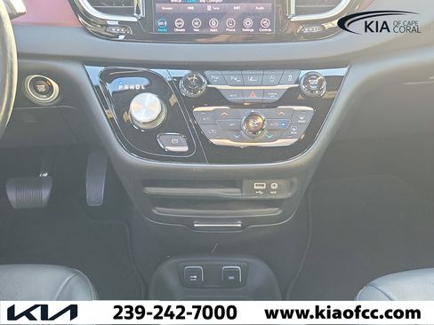 Used 2020 Chrysler Pacifica Touring-L image 22