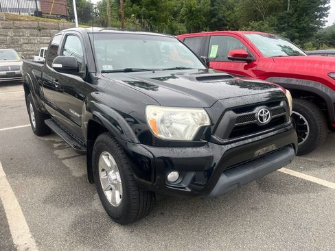 Used 2012 Toyota Tacoma 4x4 Access Cab V6 w/ TRD Sport Pkg image 2