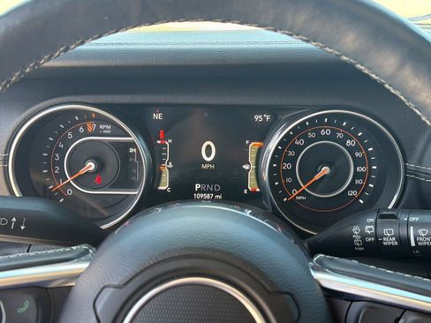 Used 2018 Jeep Wrangler Unlimited Sahara AWD/4WD image 22