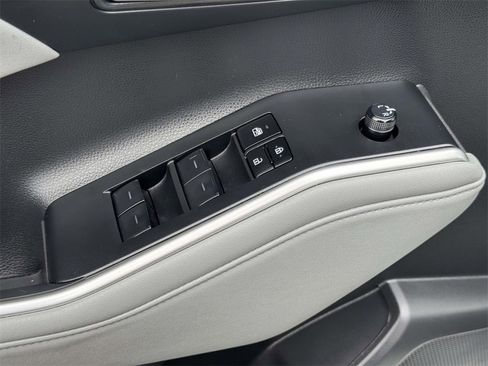 Used 2024 Toyota Highlander XLE image 19