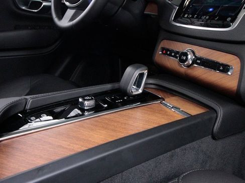 Certified 2025 Volvo XC90 B6 Plus w/ Protection Package Premier image 28