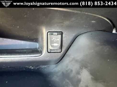 Used 2018 Toyota C-HR XLE FWD image 25