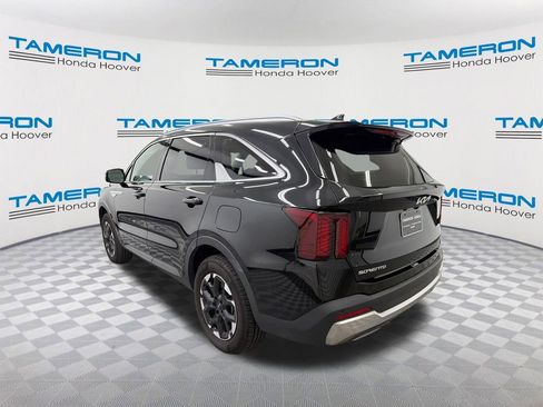 Used 2024 Kia Sorento S image 3