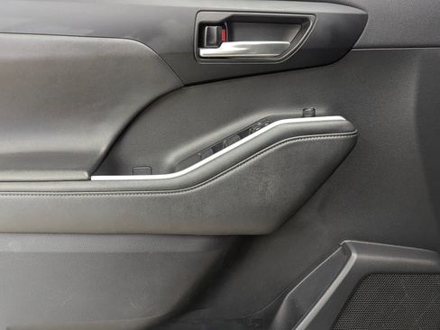 Used 2021 Toyota Highlander XLE image 13