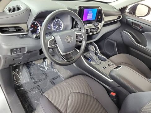 Used 2023 Toyota Highlander LE FWD image 19