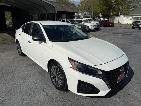 Used 2025 Nissan Altima 2.5 SV FWD image 2
