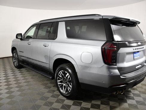 Used 2025 Chevrolet Suburban Z71 image 8