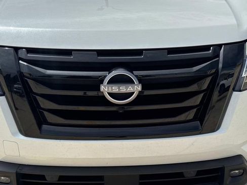 Used 2023 Nissan Pathfinder SL w/ Lighting Package (N92) FWD image 3