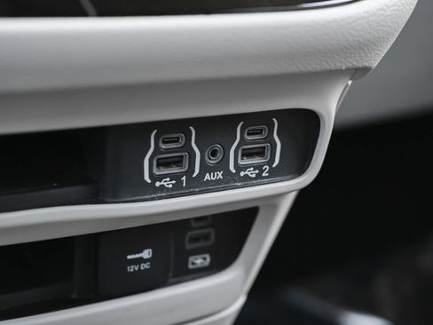 Used 2022 Chrysler Pacifica Touring-L FWD image 32