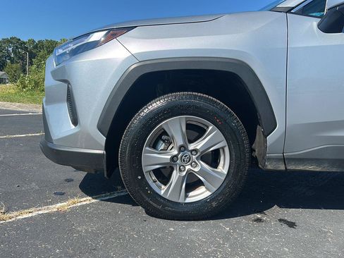 Used 2025 Toyota RAV4 XLE AWD/4WD image 2