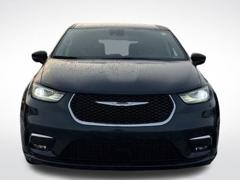 Used 2024 Chrysler Pacifica Touring-L image 3