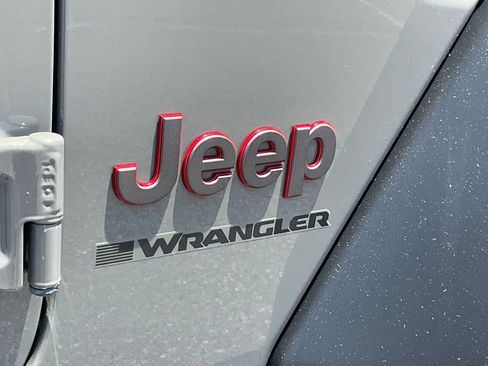 Used 2023 Jeep Wrangler Unlimited Rubicon w/ Cold Weather Group AWD/4WD image 28