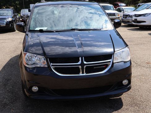 Used 2017 Dodge Grand Caravan SXT FWD image 2