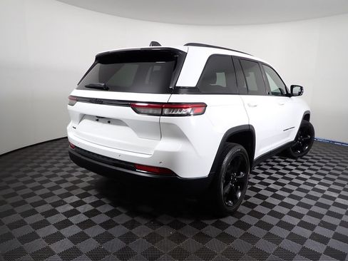 Used 2023 Jeep Grand Cherokee Altitude AWD/4WD image 17