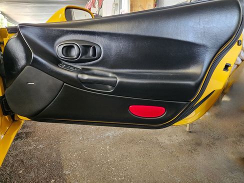 Used 2004 Chevrolet Corvette Coupe w/ Preferred Equipment Group RWD image 26