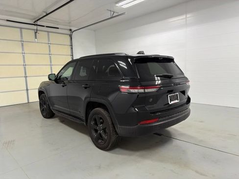 Used 2024 Jeep Grand Cherokee Limited w/ Luxury Tech Group II AWD/4WD image 10