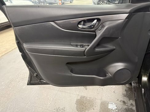 Used 2019 Nissan Rogue SV image 8