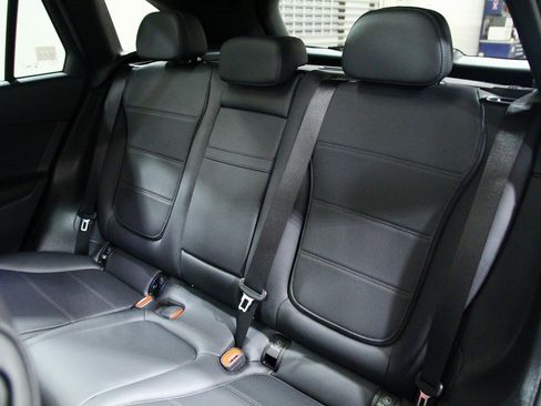 Used 2025 Mercedes-Benz GLC 300 4MATIC image 29