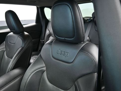 Used 2019 Jeep Cherokee Limited image 16