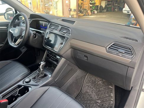 Used 2024 Volkswagen Tiguan SE w/ Panoramic Sunroof Package image 16