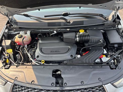 Used 2023 Chrysler Pacifica Touring FWD image 39