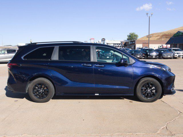Used 2024 Toyota Sienna XLE FWD image 5