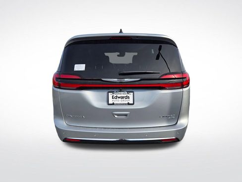 New 2026 Chrysler Pacifica Limited w/ Uconnect Theater Family Group image 4