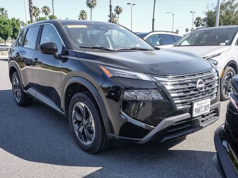 Used 2025 Nissan Rogue SV AWD/4WD image 2