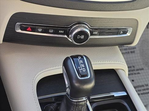 Used 2020 Volvo XC90 T6 Momentum w/ Protection Package Premier image 19