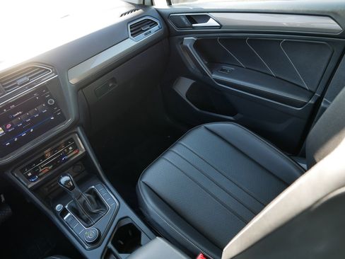 Used 2022 Volkswagen Tiguan SE image 11