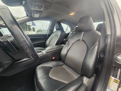 Used 2022 Toyota Camry SE w/ Cold Weather Package image 7