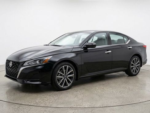 Used 2025 Nissan Altima 2.5 SV FWD image 2