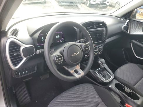 Used 2025 Kia Soul LX w/ LX Technology Package image 11